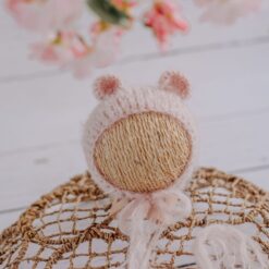 Gorrito rosa con orejitas de osito.