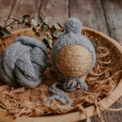 Set de gorrito con pompom y wrap a juego
