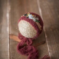 Diadema de flores preservadas y gorrito basico a juego.