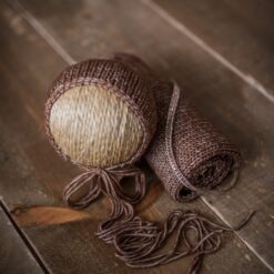 Gorrito básico con wrap tejido a mano a juego y diadema .