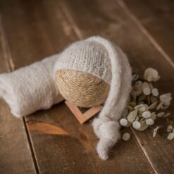 Wrap tejido a mano y gorrito dormilón a juego