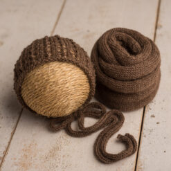 Conjunto marrón de gorrito calado y wrap a juego