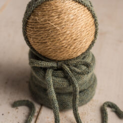Conjunto verde de gorrito calado y wrap a juego