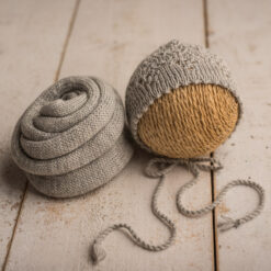 Conjunto gris de gorrito calado y wrap a juego