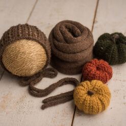 Set gorrito calado marrón, wrap a juego y 3 calabazas