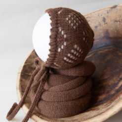 Set marrón de gorrito calado y wrap liso a juego