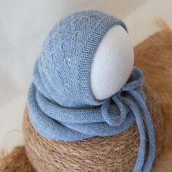 Gorrito celeste con textura y wrap a juego